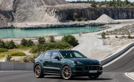 2022 Porsche Cayenne Turbo GT (Color: Porsche Racing Green Metallic) Front Three-Quarter Wallpapers 450x275 (95)
