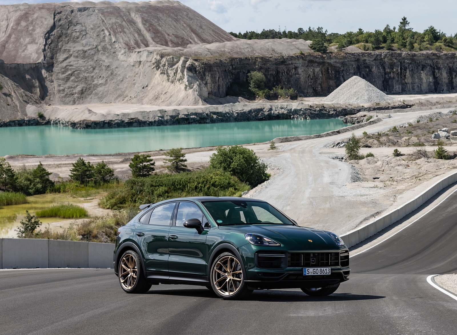 2022 Porsche Cayenne Turbo GT (Color: Porsche Racing Green Metallic) Front Three-Quarter Wallpapers #95 of 231