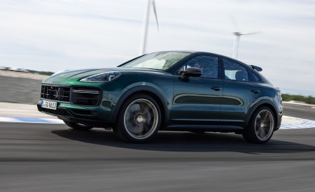 2022 Porsche Cayenne Turbo GT (Color: Porsche Racing Green Metallic) Front Three-Quarter Wallpapers 450x275 (83)