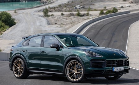 2022 Porsche Cayenne Turbo GT (Color: Porsche Racing Green Metallic) Front Three-Quarter Wallpapers  450x275 (96)
