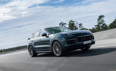 2022 Porsche Cayenne Turbo GT (Color: Porsche Racing Green Metallic) Front Three-Quarter Wallpapers 450x275 (79)
