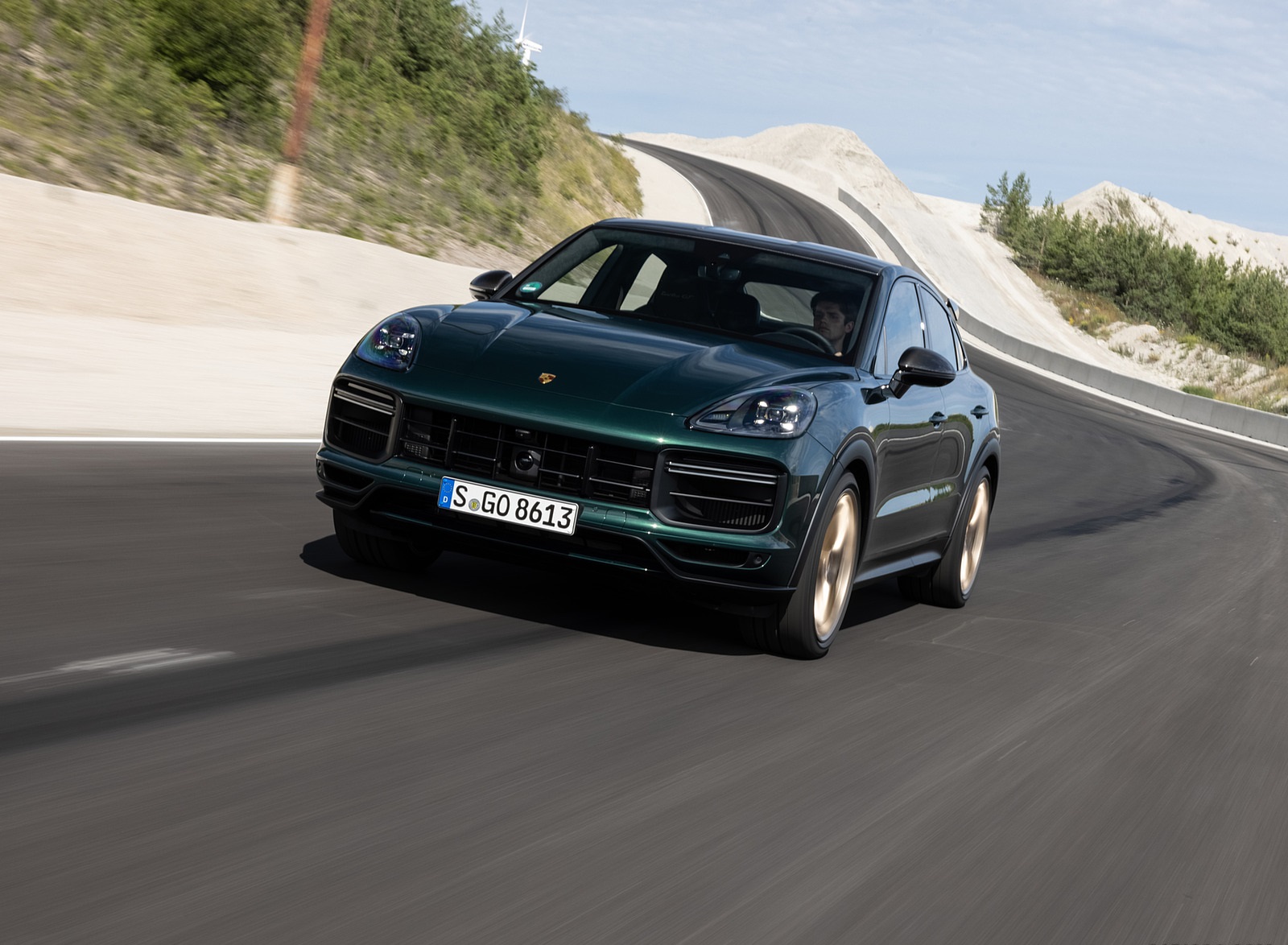 2022 Porsche Cayenne Turbo GT (Color: Porsche Racing Green Metallic) Front Wallpapers #84 of 231