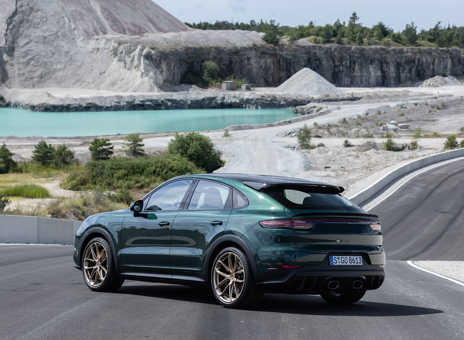 2022 Porsche Cayenne Turbo GT (Color: Porsche Racing Green Metallic) Rear Three-Quarter Wallpapers #97 of 231