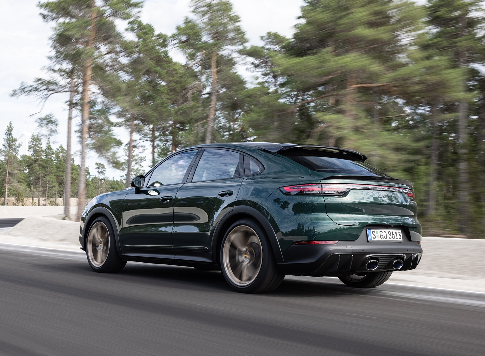 2022 Porsche Cayenne Turbo GT (Color: Porsche Racing Green Metallic) Rear Three-Quarter Wallpapers #76 of 231