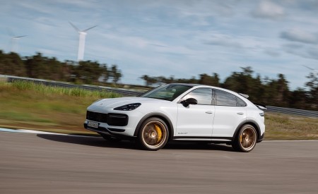 2022 Porsche Cayenne Turbo GT (Color: White) Front Three-Quarter Wallpapers 450x275 (39)