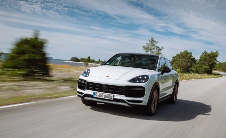 2022 Porsche Cayenne Turbo GT (Color: White) Front Wallpapers 450x275 (48)