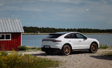 2022 Porsche Cayenne Turbo GT (Color: White) Rear Three-Quarter Wallpapers 450x275 (61)
