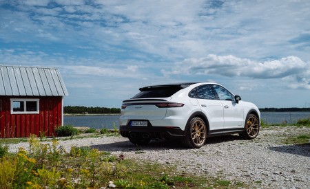 2022 Porsche Cayenne Turbo GT (Color: White) Rear Three-Quarter Wallpapers 450x275 (62)
