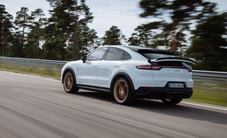 2022 Porsche Cayenne Turbo GT (Color: White) Rear Three-Quarter Wallpapers 450x275 (43)