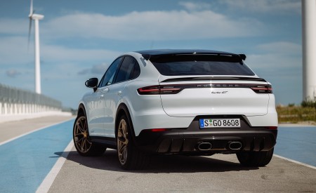 2022 Porsche Cayenne Turbo GT (Color: White) Rear Three-Quarter Wallpapers 450x275 (56)