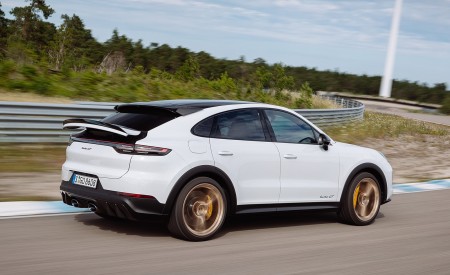 2022 Porsche Cayenne Turbo GT (Color: White) Rear Three-Quarter Wallpapers 450x275 (51)
