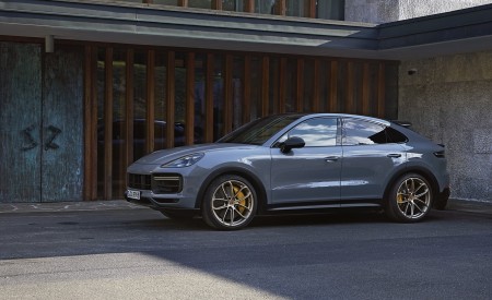 2022 Porsche Cayenne Turbo GT Front Three-Quarter Wallpapers 450x275 (215)