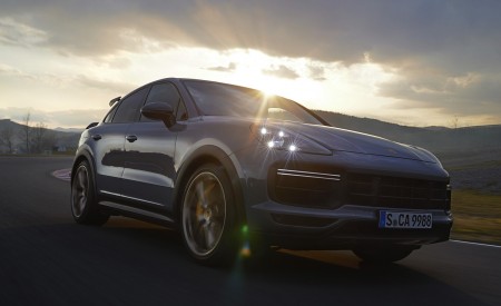 2022 Porsche Cayenne Turbo GT Front Three-Quarter Wallpapers 450x275 (200)
