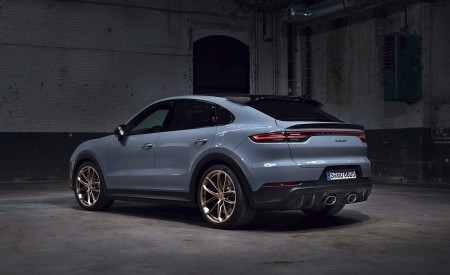 2022 Porsche Cayenne Turbo GT Rear Three-Quarter Wallpapers 450x275 (221)