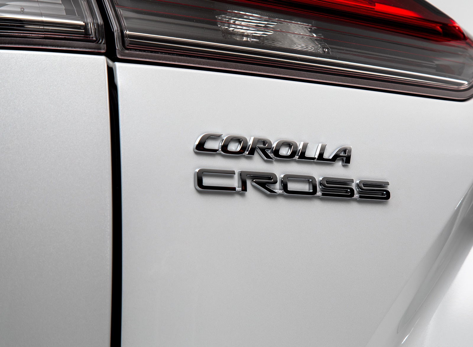 2022 Toyota Corolla Cross (Color: Wind Chill Pearl) Badge Wallpapers (13)
