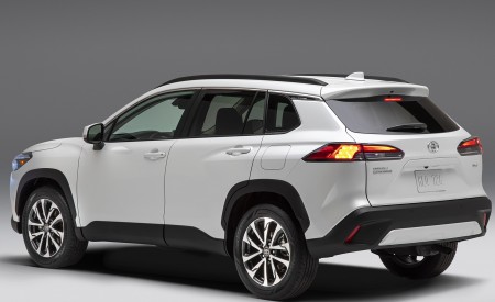 2022 Toyota Corolla Cross (Color: Wind Chill Pearl) Rear Three-Quarter Wallpapers 450x275 (3)