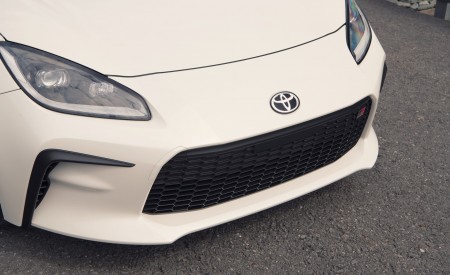 2022 Toyota GR 86 (Color: Halo White) Front Bumper Wallpapers 450x275 (64)