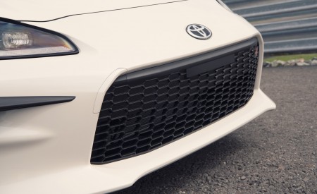 2022 Toyota GR 86 (Color: Halo White) Grill Wallpapers 450x275 (65)