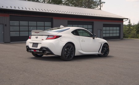 2022 Toyota GR 86 (Color: Halo White) Rear Three-Quarter Wallpapers 450x275 (61)