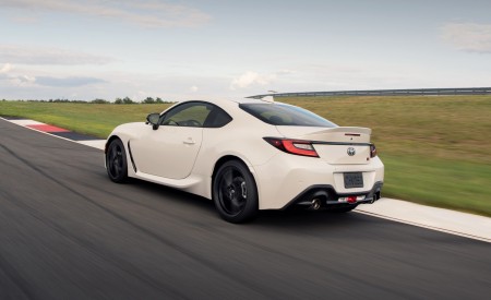 2022 Toyota GR 86 (Color: Halo White) Rear Three-Quarter Wallpapers 450x275 (52)