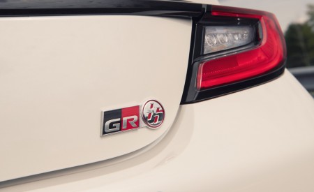 2022 Toyota GR 86 (Color: Halo White) Tail Light Wallpapers 450x275 (72)