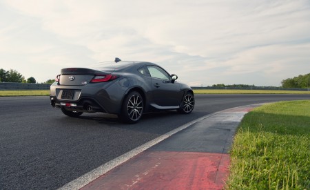 2022 Toyota GR 86 (Color: Raven Black) Rear Three-Quarter Wallpapers 450x275 (162)