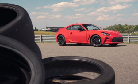 2022 Toyota GR 86 (Color: Track Red) Front Three-Quarter Wallpapers 450x275 (17)