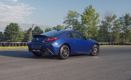 2022 Toyota GR 86 (Color: Trueno Blue) Rear Three-Quarter Wallpapers 450x275 (119)