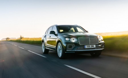 2021 Bentley Bentayga Plug-In Hybrid (Color: Viridian) Front Three-Quarter Wallpapers 450x275 (33)