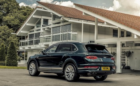 2021 Bentley Bentayga Plug-In Hybrid (Color: Viridian) Rear Three-Quarter Wallpapers 450x275 (38)