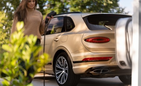 2021 Bentley Bentayga Plug-In Hybrid Detail Wallpapers 450x275 (61)