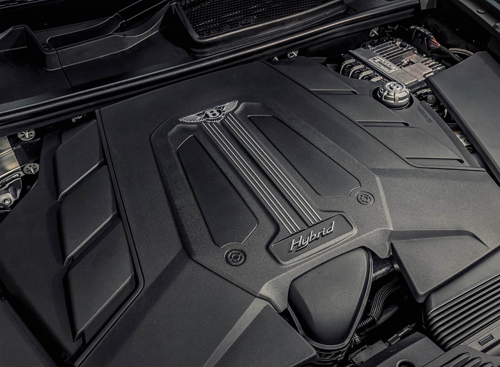 2021 Bentley Bentayga Plug-In Hybrid First Edition (Color: Ghost White) Engine Wallpapers #26 of 68