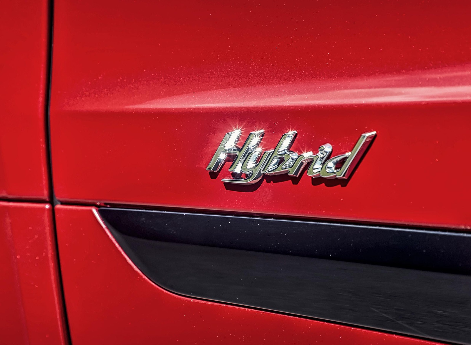 2021 Bentley Bentayga Plug-In Hybrid First Edition First Edition (Color: Dragon Red) Badge Wallpapers (11)