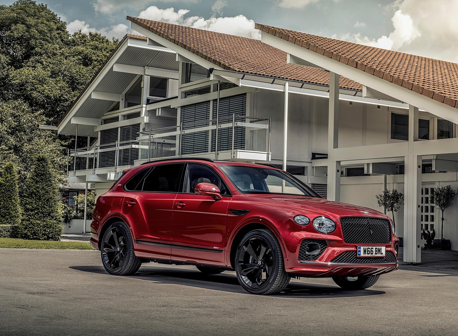 2021 Bentley Bentayga Plug-In Hybrid First Edition First Edition (Color: Dragon Red) Front Three-Quarter Wallpapers (8)