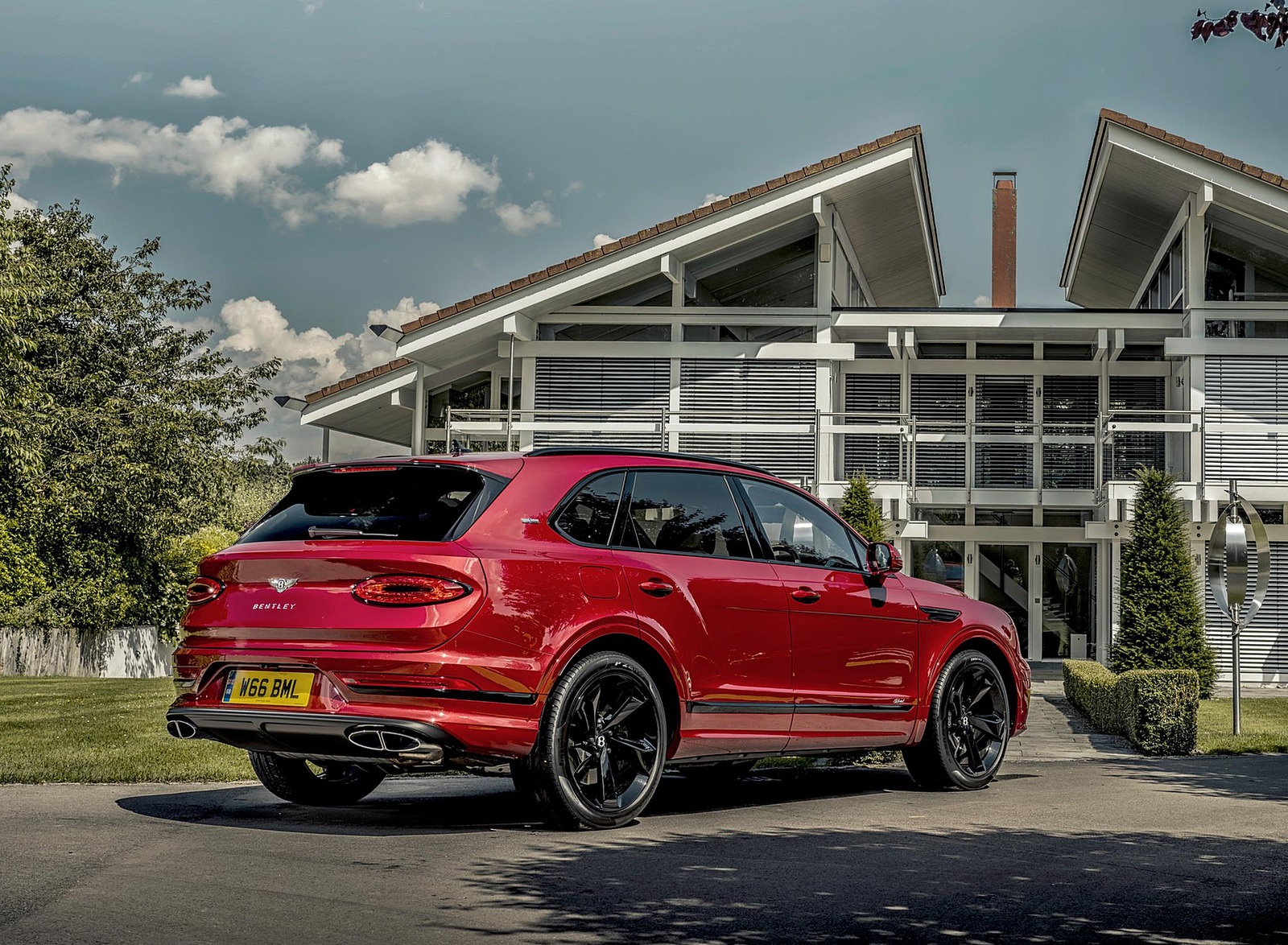 2021 Bentley Bentayga Plug-In Hybrid First Edition First Edition (Color: Dragon Red) Rear Three-Quarter Wallpapers (9)