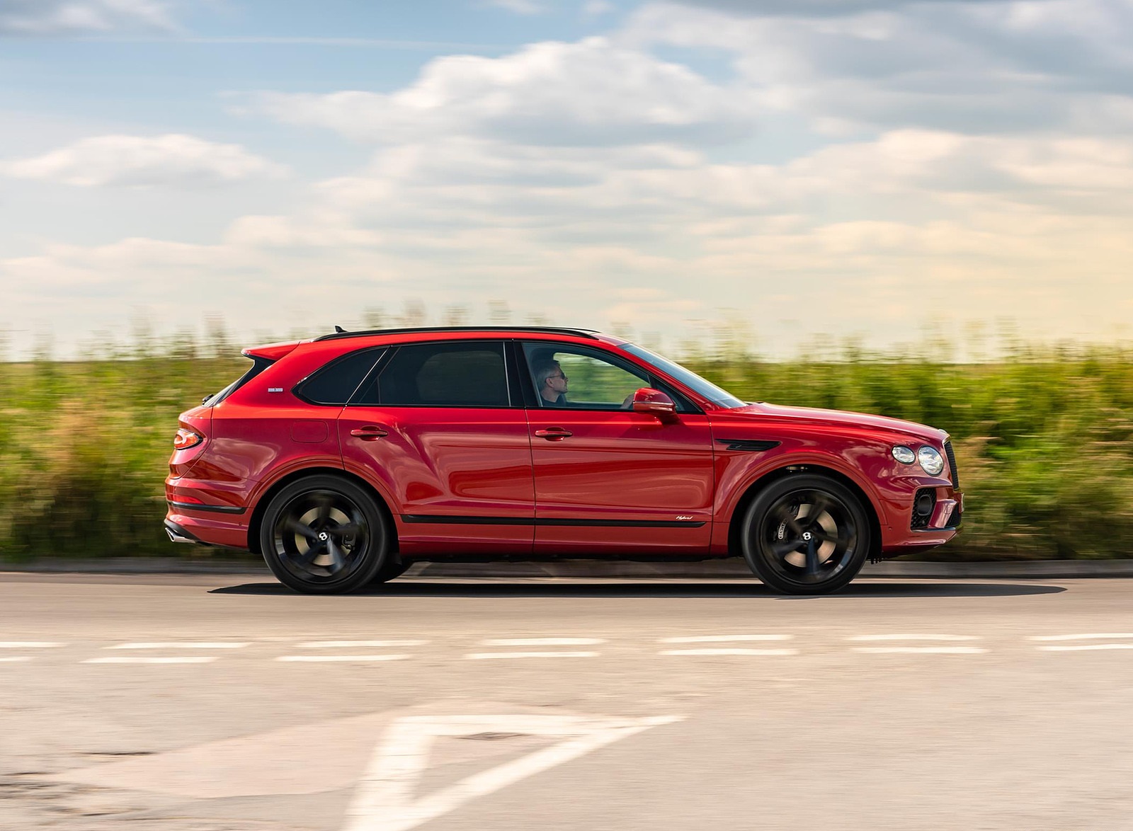 2021 Bentley Bentayga Plug-In Hybrid First Edition First Edition (Color: Dragon Red) Side Wallpapers (7)