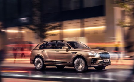 2021 Bentley Bentayga Plug-In Hybrid Front Three-Quarter Wallpapers 450x275 (50)