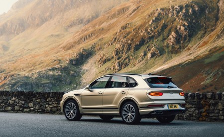 2021 Bentley Bentayga Plug-In Hybrid Rear Three-Quarter Wallpapers 450x275 (57)