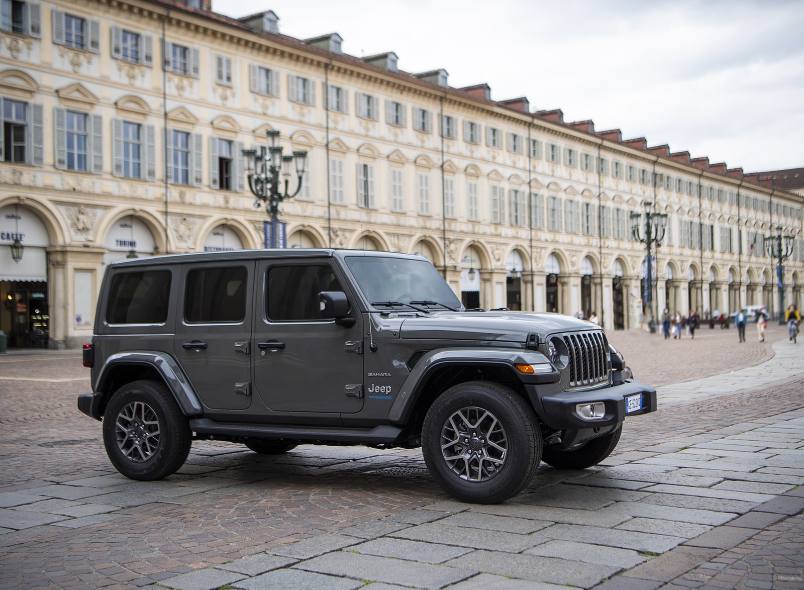 2021 Jeep Wrangler 4xe (Euro-Spec; Plug-In Hybrid) Front Three-Quarter Wallpapers (11)
