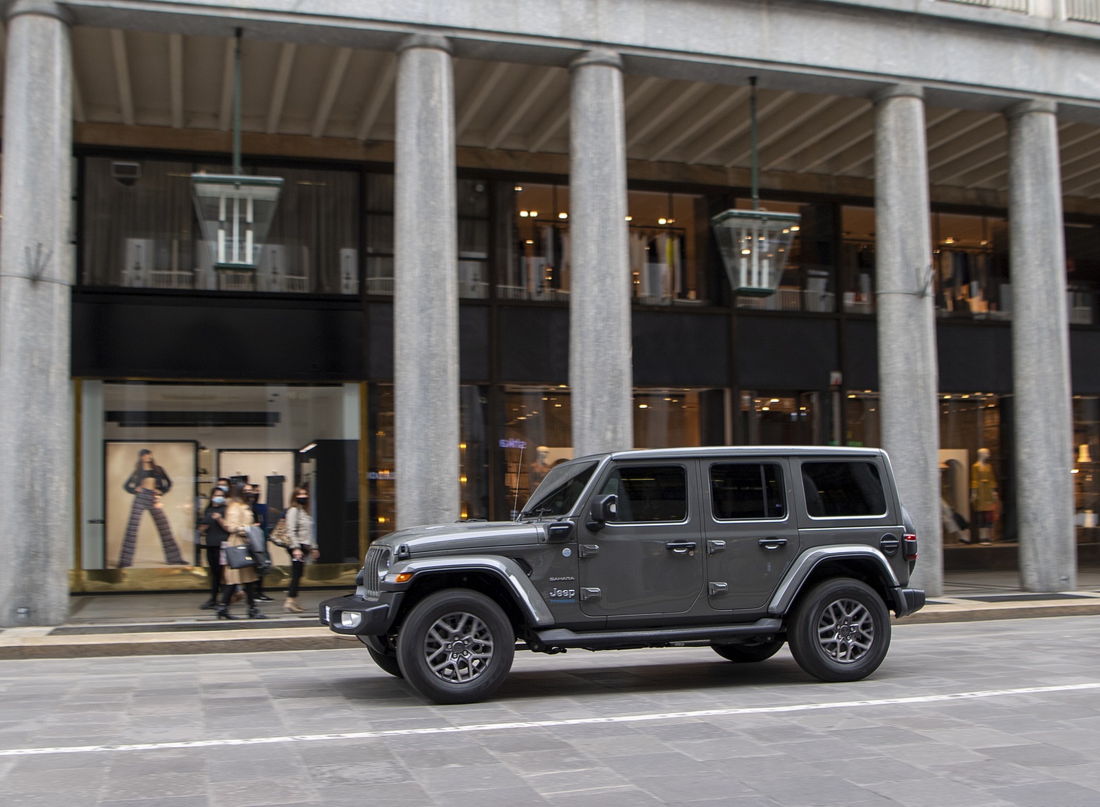 2021 Jeep Wrangler 4xe (Euro-Spec; Plug-In Hybrid) Front Three-Quarter Wallpapers (12)