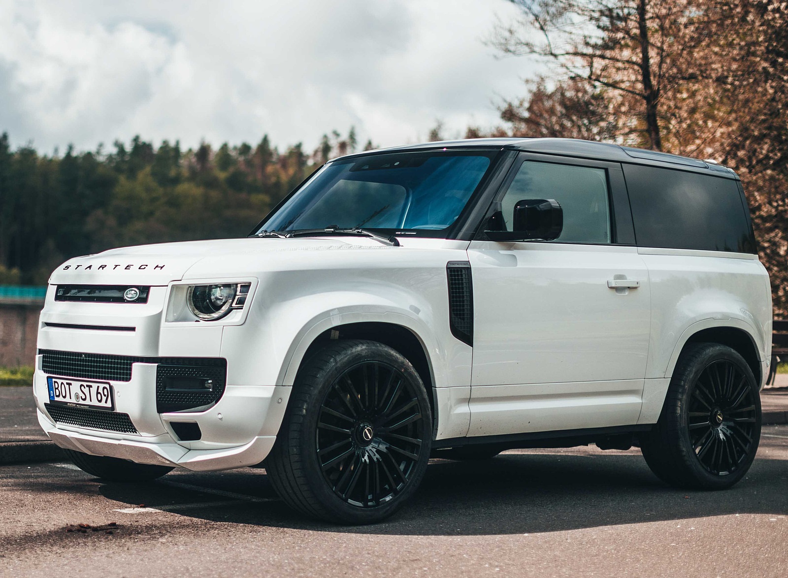 2021 STARTECH Land Rover Defender 90 Front Three-Quarter Wallpapers (3)