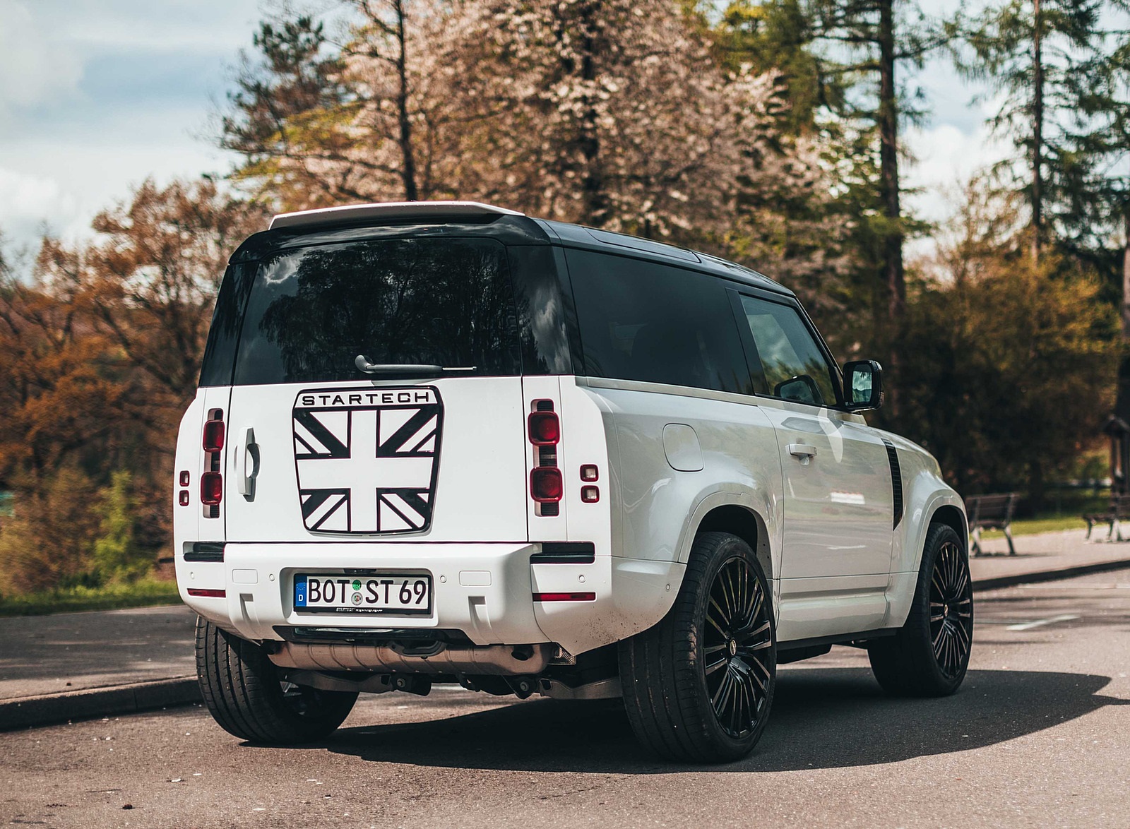 2021 STARTECH Land Rover Defender 90 Rear Three-Quarter Wallpapers (2)