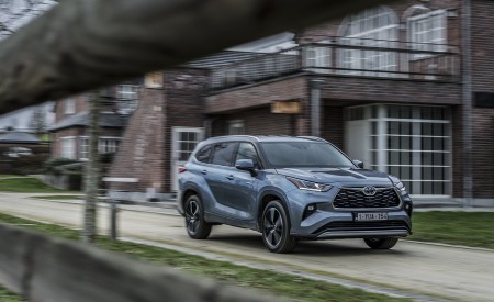 2021 Toyota Highlander Hybrid (Euro-Spec) Front Three-Quarter Wallpapers 450x275 (41)