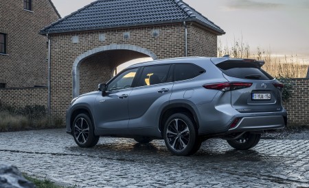 2021 Toyota Highlander Hybrid (Euro-Spec) Rear Three-Quarter Wallpapers 450x275 (58)