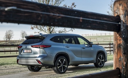 2021 Toyota Highlander Hybrid (Euro-Spec) Rear Three-Quarter Wallpapers 450x275 (48)