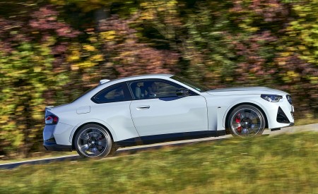 2022 BMW M240i Coupe xDrive (Color: Brooklyn Grey) Side Wallpapers 450x275 (13)
