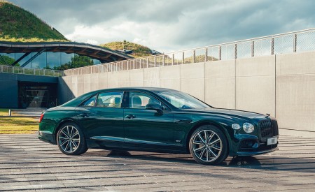 2022 Bentley Flying Spur Hybrid Front Three-Quarter Wallpapers 450x275 (173)