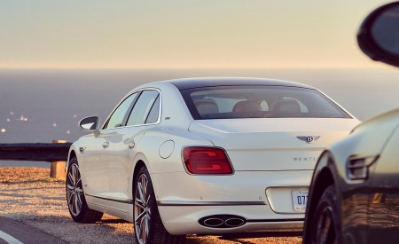 2022 Bentley Flying Spur Hybrid Rear Three-Quarter Wallpapers 450x275 (10)