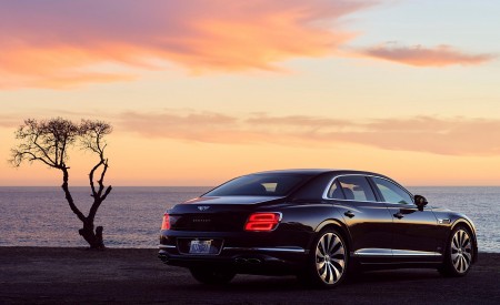 2022 Bentley Flying Spur Hybrid Rear Three-Quarter Wallpapers 450x275 (2)