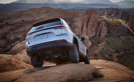2022 Jeep Grand Cherokee Trailhawk 4xe Off-Road Wallpapers 450x275 (17)